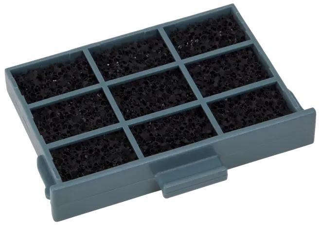 Rektangulær plastfilterpatron med ni rum fyldt med sort porøs skum. Designet til akvarie- eller små apparatfiltre. Har et håndtag for nem udtagning.