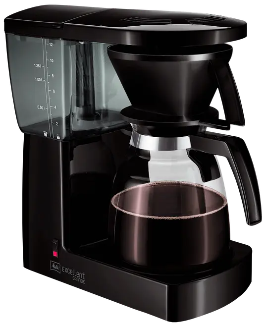 Sort filterkaffemaskine med gennemsigtig vandbeholder, målemarkeringer og glaskande. Har en enkelt tænd/sluk-knap og ergonomisk håndtag. Velegnet til brygning af flere kopper kaffe.