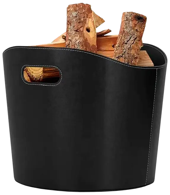 Sort læder brændekurv med syninger og indbyggede håndtag, vist fyldt med brænde. Robust og stilfuldt design til opbevaring og transport af brænde.