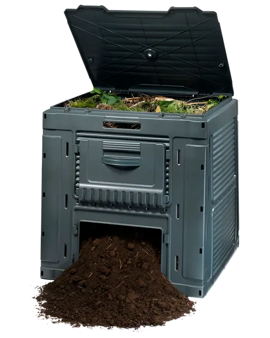 Firkantet kompostbeholder i plast med hængslet låg, sideadgangslåge og bundåbning til færdig kompost. Vist med organisk affald og mørk kompostjord nedenunder.