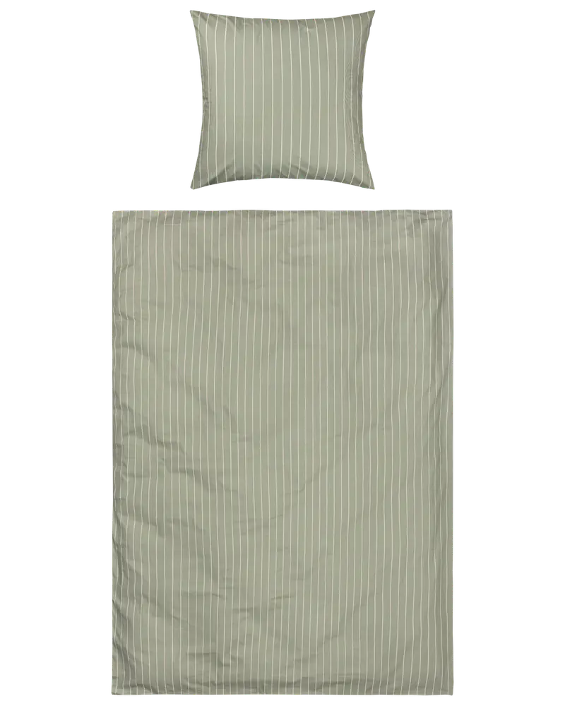 Enkelt sengetøjssæt med pudebetræk og dynebetræk i lysegrøn farve med tynde hvide lodrette striber. Lavet af blødt stof, ideelt til et moderne soveværelse.