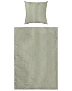 Enkelt sengetøjssæt med pudebetræk og dynebetræk i lysegrøn farve med tynde hvide lodrette striber. Lavet af blødt stof, ideelt til et moderne soveværelse.
