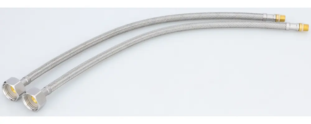 Par flexibla slangar i rostfritt stål med metallkopplingar i båda ändar, lämpliga för VVS-installationer som anslutning av vatten till apparater eller armaturer.