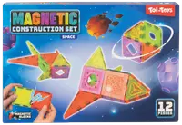 Magnetiskt byggset med 12 färgglada, genomskinliga block. Rymdtema för att bygga raketer och former. Passar för kreativ lek och lärande. Illustrerad förpackning med Toi-Toys logotyp.