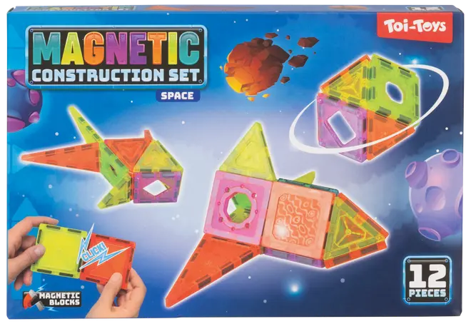 Magnetiskt byggset med 12 färgglada, genomskinliga block. Rymdtema för att bygga raketer och former. Passar för kreativ lek och lärande. Illustrerad förpackning med Toi-Toys logotyp.