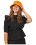 Svart blus för dam med korta ärmar, volangdetaljer fram och på axlar, peplum-midja och rund halsringning. Kombinerad med orange hatt med pumpaansikte.