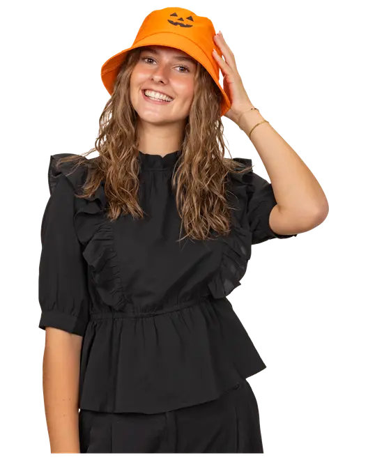 Svart blus för dam med korta ärmar, volangdetaljer fram och på axlar, peplum-midja och rund halsringning. Kombinerad med orange hatt med pumpaansikte.