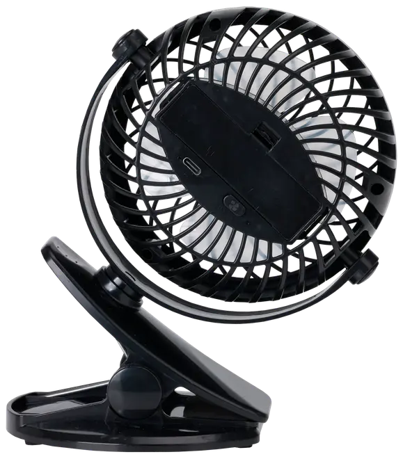 Lille sort klemmeventilator med justerbart hoved, USB-opladningsport og beskyttelsesgitter. Velegnet til skriveborde eller barnevogne, med sikker klemmefod og tænd/sluk-knap.