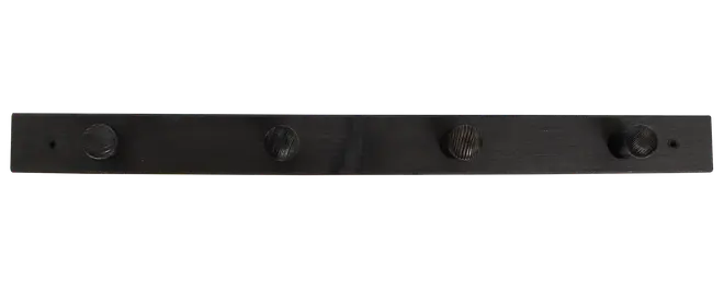 Sort vægmonteret knagerække i træ med fire runde knager jævnt fordelt på en rektangulær base. Enkelt, moderne design til jakker, hatte eller tasker.