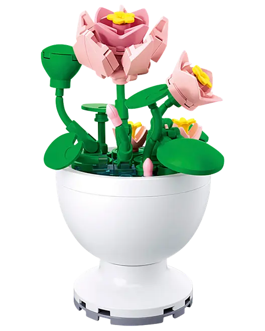 LEGO-liknande rosa blommor med gröna stjälkar och blad i en vit dekorativ vas.