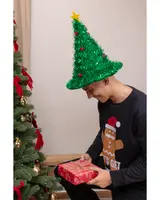 Grön julgranshatt med stjärna och röda kulor, bärs med svart tröja med pepparkaksgubbe i tomteluva och festlig text. Presentask hålls i händerna.