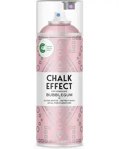 Lyserød spraydåse med geometriske mønstre, mærket 'Chalk Effect Bubblegum'. Giver ultra-mat, retro finish. Velegnet til møbler. Med gennemsigtigt låg og miljømærke.
