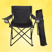 Sort sammenklappelig campingstol med armlæn, net-kopholder og robust metalstel. Medfølgende sort bæretaske med rem for nem transport. Perfekt til udendørs aktiviteter og arrangementer.