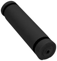 Sort sammenrullet yogamåtte af tykt, polstret materiale. Har to elastiske stropper til sikker opbevaring og nem transport. Velegnet til træning, yoga eller udstrækning.