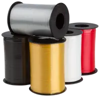 Set med fem presentsnörrullar i svart, guld, silver, vitt och rött. Varje rulle har glansigt, slätt plastband för presentinslagning och dekoration.