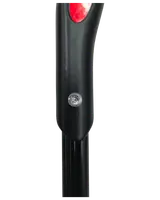 Nærbillede af sort metaltube med rød knap og synlig skrue, sandsynligvis en justerbar stang eller håndtag til et værktøj eller rengøringsudstyr.