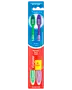 Colgate Extra Clean medium tandbørster, 2-pak, med grøn og lilla håndtag, designet til at nå bagtænder.