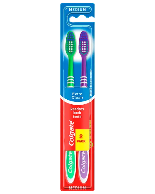 Colgate Extra Clean medium tandbørster, 2-pak, med grøn og lilla håndtag, designet til at nå bagtænder.