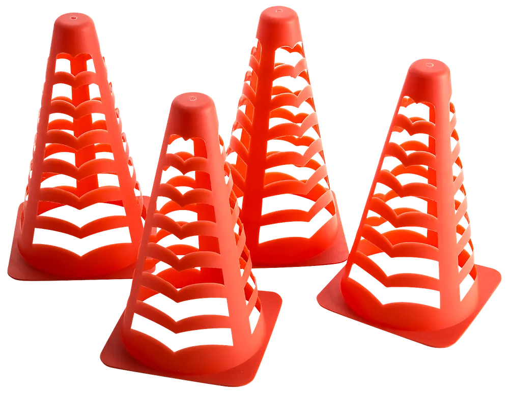 Sæt med fire orange plastikkegler med åbne sider og firkantede baser, ideelle til sportstræning, agilityøvelser og markering af grænser på baner eller i gymnastiksale.