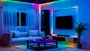 LED-striplys oplyser en moderne stue, fremhæver loft, TV-område og møbler med levende farver. Skaber stemning og dekoration, ideel til hjemmeunderholdning.