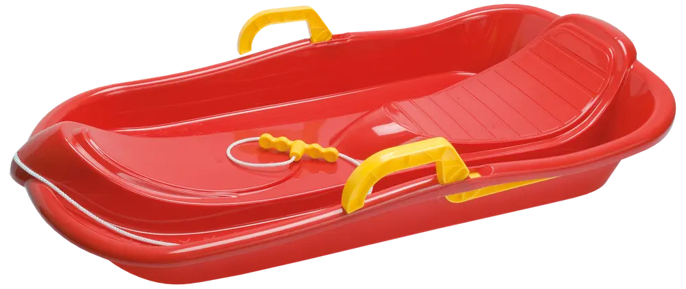 Rød plastikslæde med gule håndtag, træksnor og formstøbt sæde. Designet til én person, velegnet til sneaktiviteter. Holdbar, let og nem at transportere.