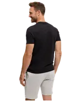 Man med enkel svart t-shirt med kort ärm och ljusgrå shorts med dragsko och sidofickor. T-shirten har normal passform och inga synliga tryck.