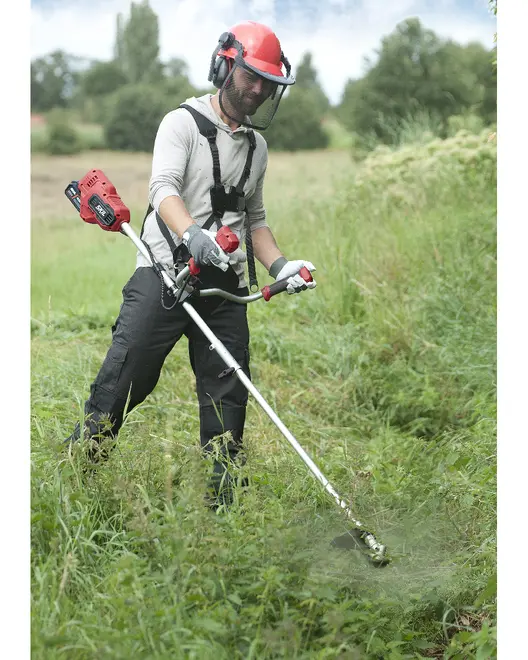 Ledningsfri buskrydder med ergonomisk håndtag, sele og sikkerhedsudstyr. Til trimning af kraftigt græs og ukrudt. Batteridrevet, letvægt, ideel til havearbejde.