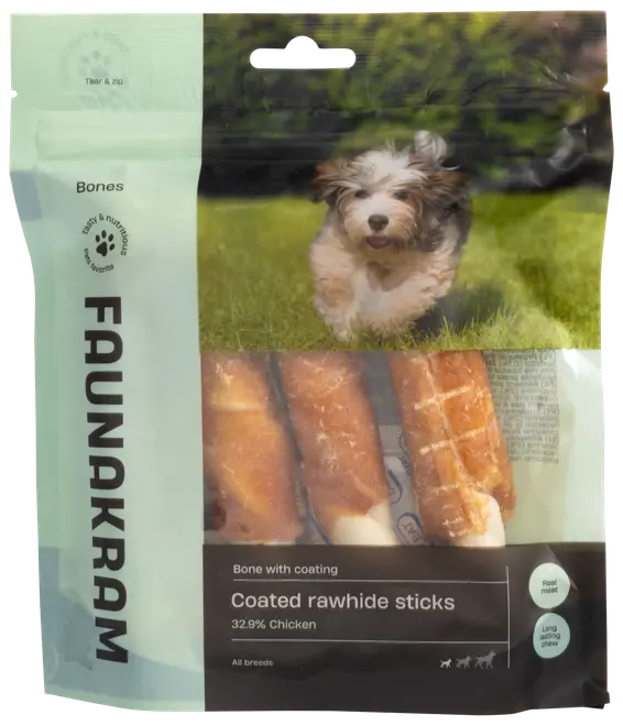Förpackning Faunakram belagda råhudsstänger för hundar, innehåller 32,9% kyckling. Tre synliga stänger, passar alla raser, långvarigt tugg, riktigt kött, återförslutningsbar förpackning.