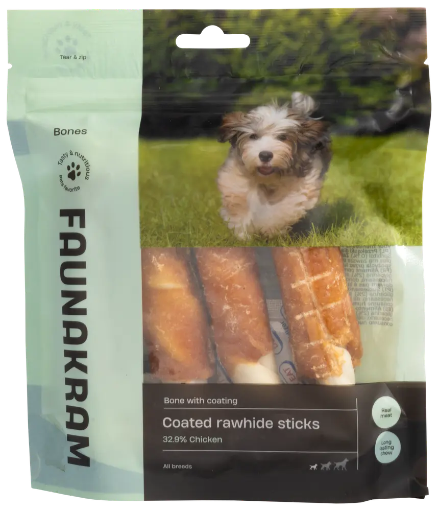 Förpackning Faunakram belagda råhudsstänger för hundar, innehåller 32,9% kyckling. Tre synliga stänger, passar alla raser, långvarigt tugg, riktigt kött, återförslutningsbar förpackning.