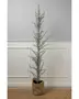 Høj, kunstig potteplante med slanke grene og små grønne blade, placeret i en enkel brun stofpotte. Perfekt til indendørs dekoration og giver et naturligt udtryk.