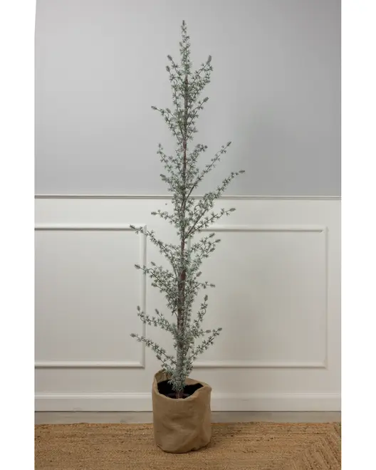 Høj, kunstig potteplante med slanke grene og små grønne blade, placeret i en enkel brun stofpotte. Perfekt til indendørs dekoration og giver et naturligt udtryk.