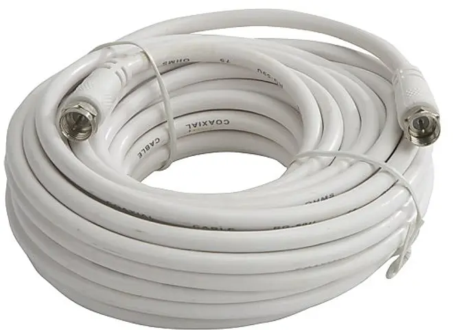 Hvid koaksialkabel, rullet sammen, med metal F-type stik i begge ender. Velegnet til TV, internet eller satellit. Holdbar isolering til indendørs og udendørs brug.