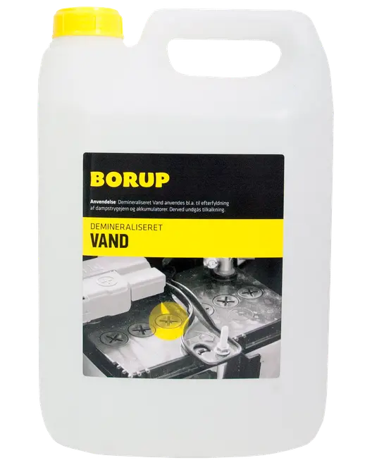 Plastikdunk på 5 liter Borup demineraliseret vand med gult låg og hank. Sort og gul etiket med information om anvendelse til dampstrygejern og batterier.