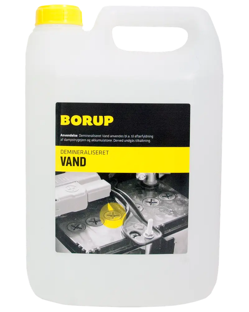 Plastikdunk på 5 liter Borup demineraliseret vand med gult låg og hank. Sort og gul etiket med information om anvendelse til dampstrygejern og batterier.
