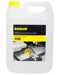 Plastikdunk på 5 liter Borup demineraliseret vand med gult låg og hank. Sort og gul etiket med information om anvendelse til dampstrygejern og batterier.