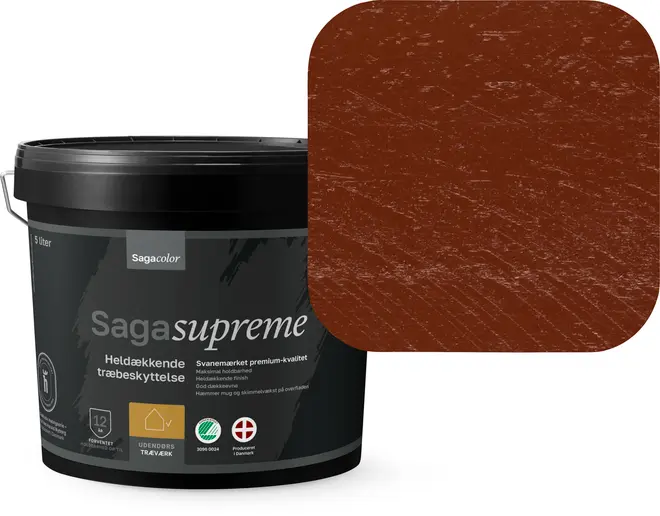 Saga Supreme heldækkende træbeskyttelse, 5 liters sort plastspand til udendørs brug. Farveprøve: dækkende rødbrun nuance med mat finish og synlig struktur.