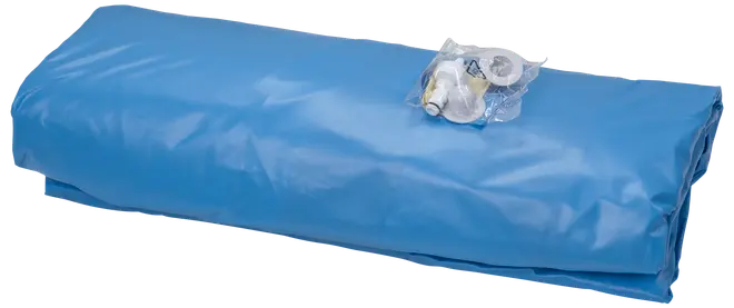 Vikt blå pool-liner med en liten plastpåse ovanpå som innehåller installationsdelar, såsom kopplingar och packningar. Passar ovanmark- eller nedgrävda pooler.