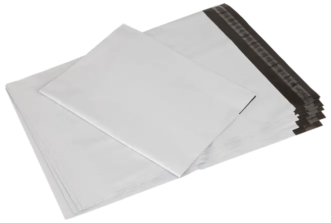 Stapel vita poly-mailerpåsar med självhäftande remsa, lämpliga för frakt. Lätta, vattentäta och hållbara, perfekta för att skydda varor under transport.