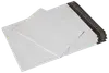 Stapel vita plastkuvert med självhäftande svart förslutning, lätta och vattentäta, perfekta för frakt av dokument eller småsaker. Slät yta, rektangulär form.