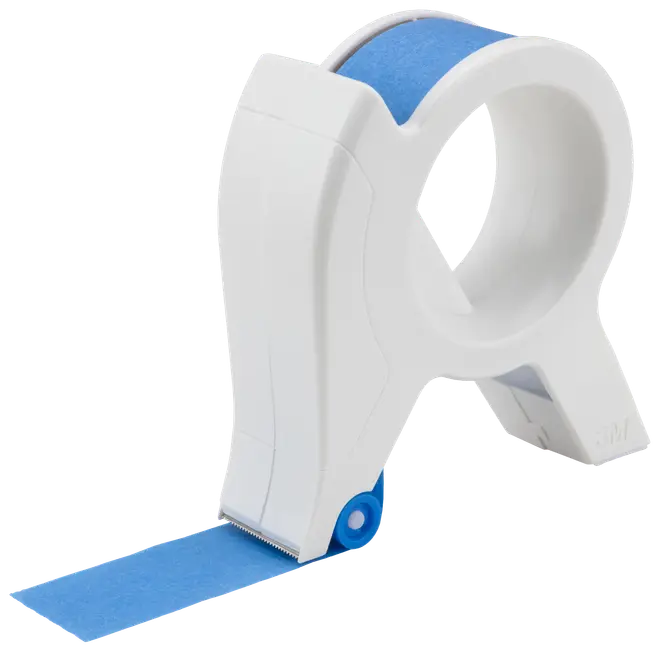 Håndholdt tapedispenser med ergonomisk hvid plastkrop, fyldt med blå malertape. Har indbygget skærekant for nem påføring og præcis afskæring. Ideel til malerprojekter.
