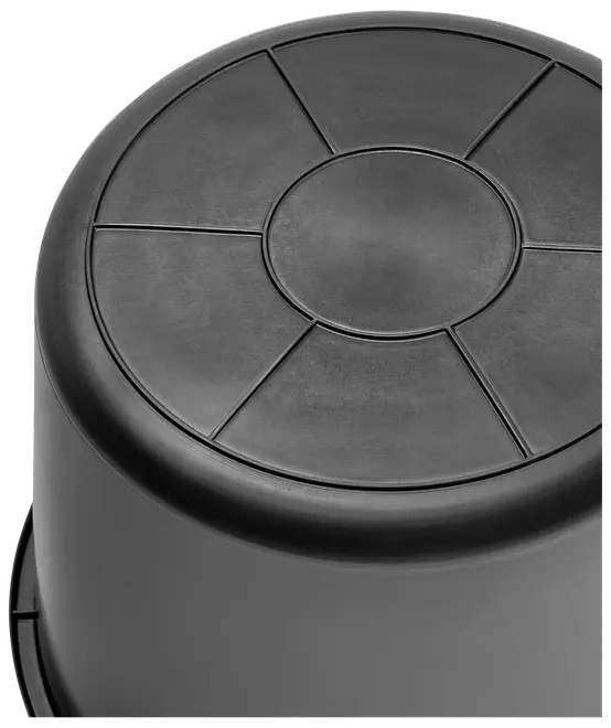 Sort plastikplantepotte med cirkulær bund og hævede segmentlinjer for stabilitet. Holdbar konstruktion, velegnet til indendørs eller udendørs havearbejde og omplantning af planter.