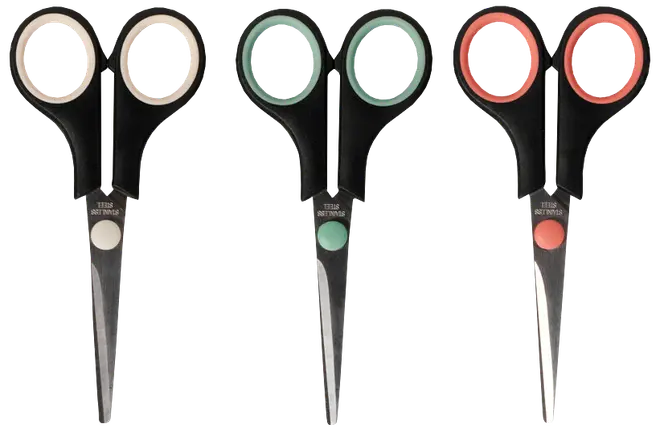Set med tre saxar i rostfritt stål med svarta handtag och färgade fingerhål i vitt, grönt och rött. Ergonomisk design för bekväm användning.