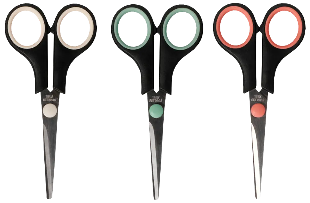 Sæt med tre sakse i rustfrit stål med sorte håndtag og farvede fingerhuller i hvid, grøn og rød. Ergonomisk design, velegnet til forskellige klippeopgaver.