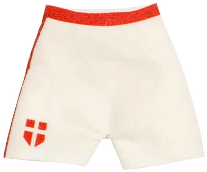 Hvide sportsshorts med rød elastiklinning, rød sidetrem og lille rød logo på venstre ben.