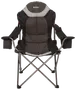 Svart vadderad hopfällbar campingstol med armstöd, mugghållare på båda sidor och stabil metallram. Hög rygg och meshtyg för extra komfort och ventilation.