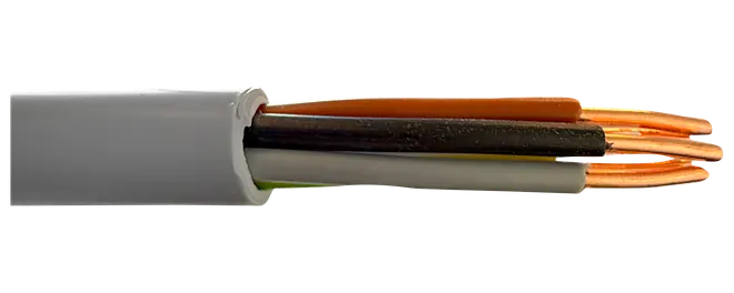 Grå elektrisk kabel med blottede sorte, orange, hvide og kobberfarvede ledere.