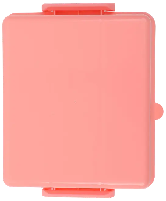 Firkantet lyserød plastik madkasse med afrundede kanter og sikre kliklåse på to sider. Kompakt og let, ideel til sandwich eller snacks. Enkel, ensfarvet stil.