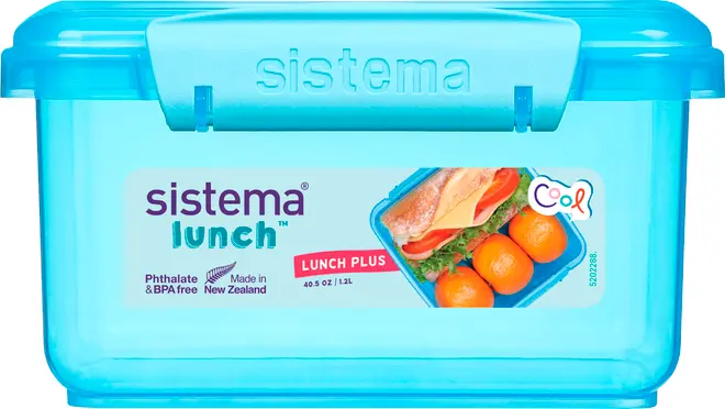 Rektangulær blå plastik madkasse med sikker kliklåg, mærket 'Sistema Lunch Plus'. BPA- og phthalatfri, 1,2L kapacitet, fremstillet i New Zealand, egnet til opbevaring af mad.