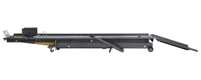 Robust køreløft med lang, flad ståloverflade, integrerede ramper i begge ender, sidebeskyttelse og hydrauliksystem til løft af køretøjer til service eller reparation.