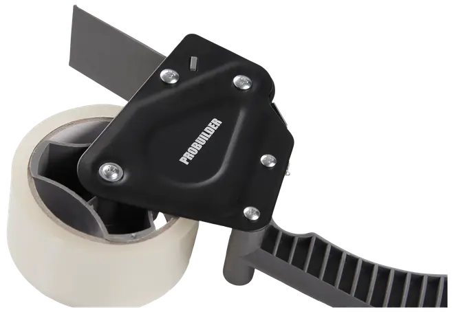 Håndholdt tapedispenser med ergonomisk håndtag, sort metalramme og en rulle klar pakketape. Har takket skæreklinge for nem påføring og afskæring af tape.